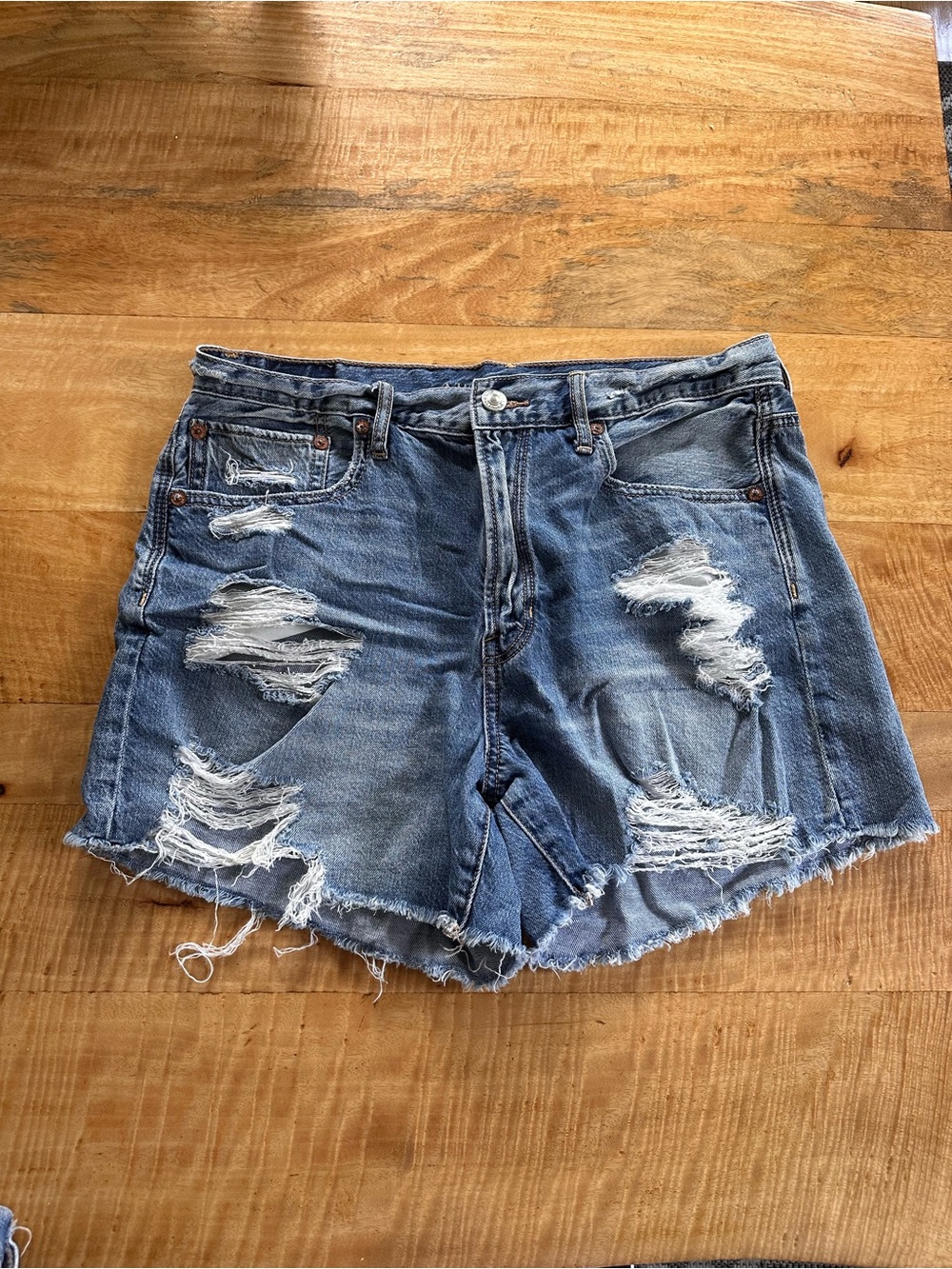 American Eagle 90s boyfriend shorts